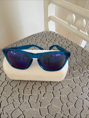 Women’s Blue Mirrored Lens Sunglasses
